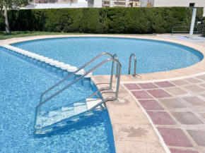Bright 2 Bed Apartment with pool